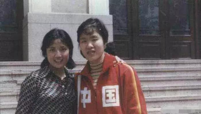 被骂“*国卖**贼”、“抛家弃女”20年，她却被巩俐视为女神……