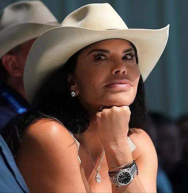 贝佐斯女友当街亲他一脸口红，浑身巨钻，富婆气息，转正的节奏？