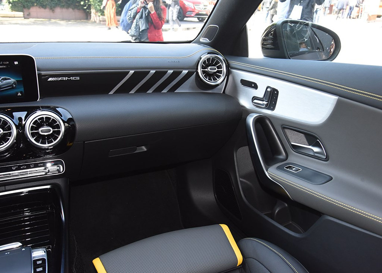 全新amgcla45s街拍,全新amgcla45配置