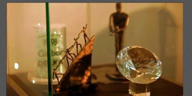 建议30岁以上女性:别穿牛仔裤配小白鞋,这些平底鞋选穿上更高级