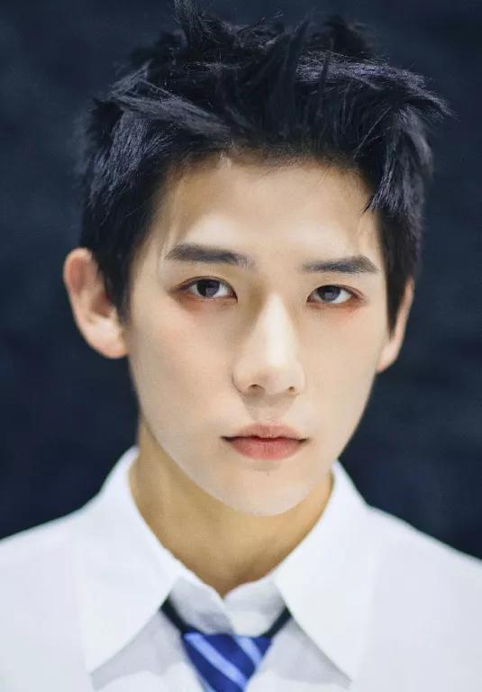 女老板拿黄色笑话逗小生