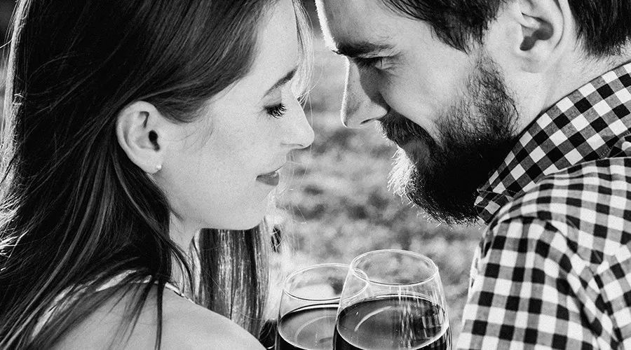 怎么判断女人喝酒的性格,男人喝酒后的表现可以看出性格