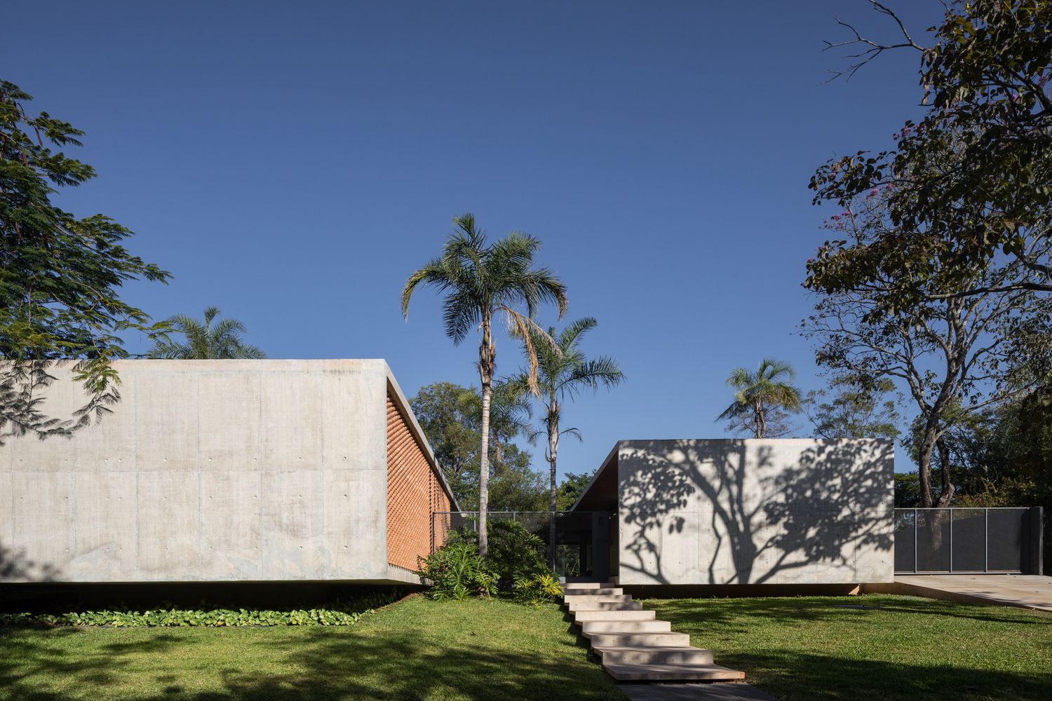 巴西利亚原始的清水混凝土与红砖打造的别墅