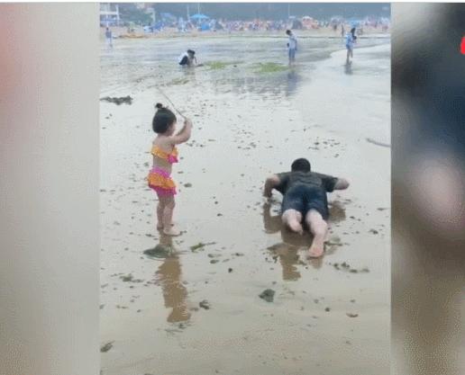 爸爸带娃搞笑名场面看一遍笑一遍,高龄宝爸用背带带娃的搞笑视频