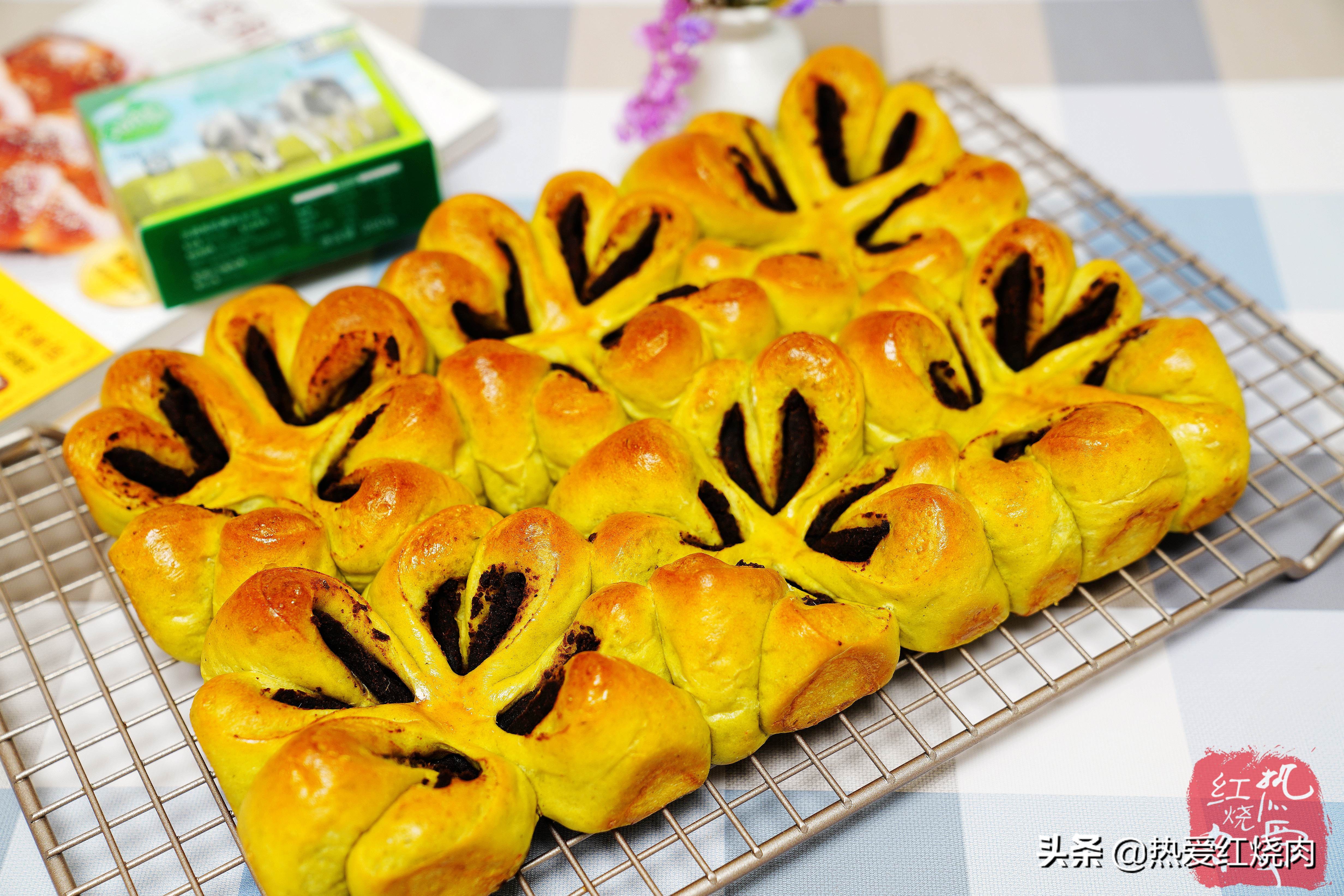 这款面包样式很独特十分松软美味,变色龙夹心面包