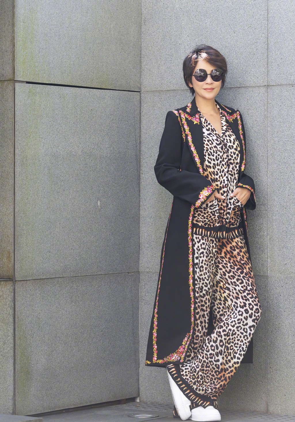 刘嘉玲黑丝袜日常搭配高级感,54岁刘嘉玲一袭镂空裙