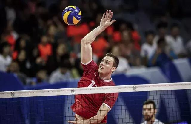 男排奥资赛惜败加拿大，一主攻的微博沦陷，球迷骂他“三无人员”