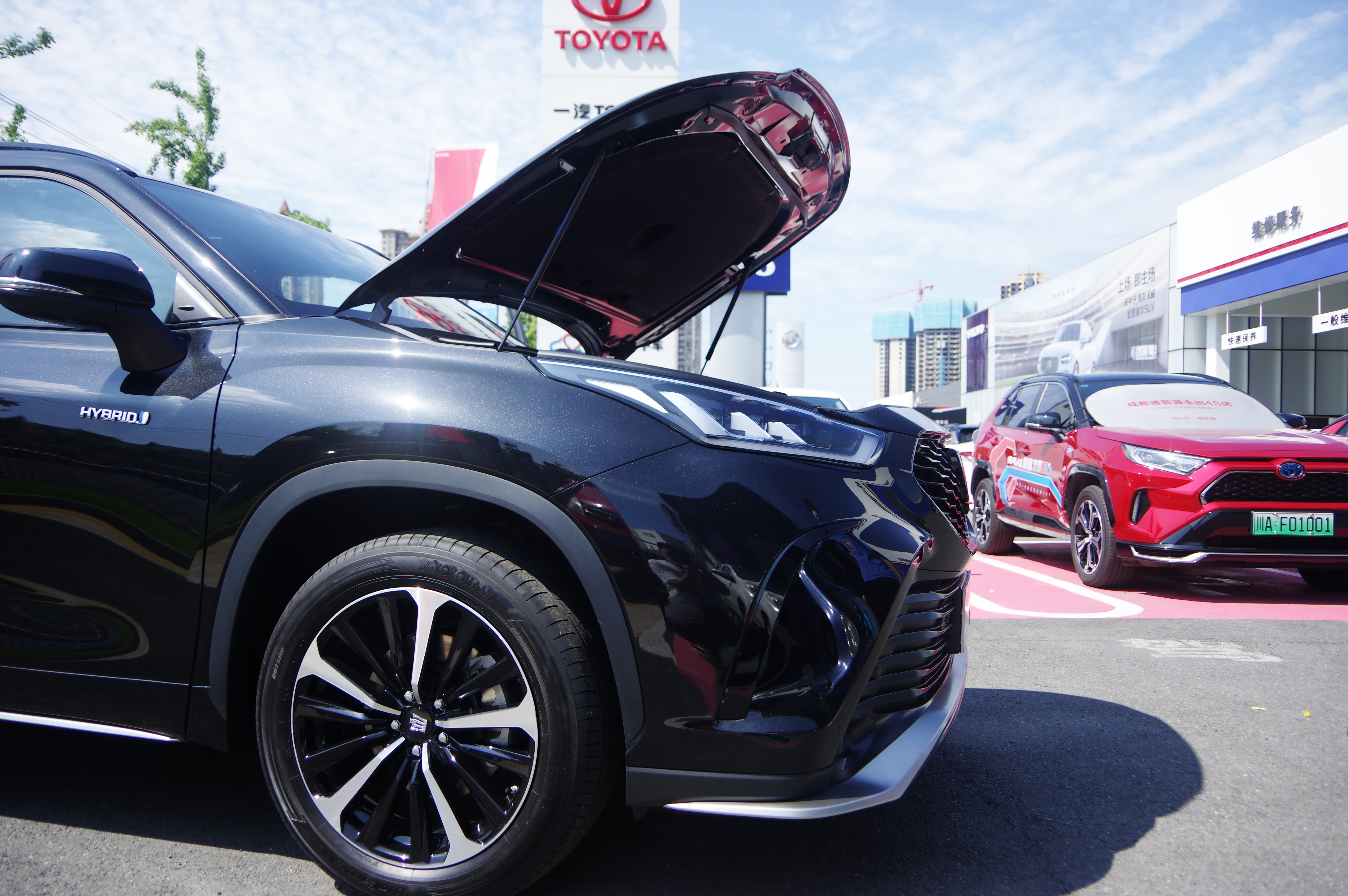 皇冠陆放银色到店实拍,皇冠陆放七座混动版2021长宽高