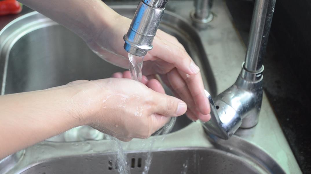 切辣椒手辣用水冲还是油可以缓解,切辣椒怎么样才不会辣手