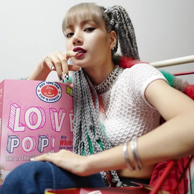 lisa的造型太可爱了,lisa新造型自拍照