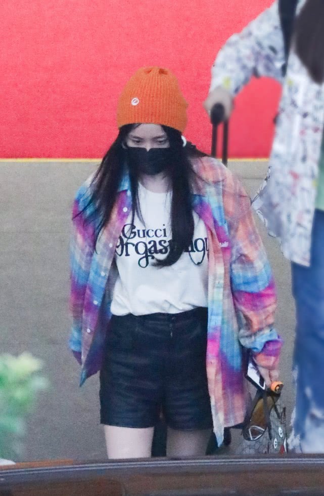 杨幂现在超美穿修身白裙配波浪卷,杨幂穿搭发光短裤