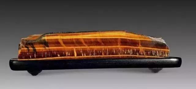 这些石头价值不菲，随便捡到一块妥妥的人生赢家