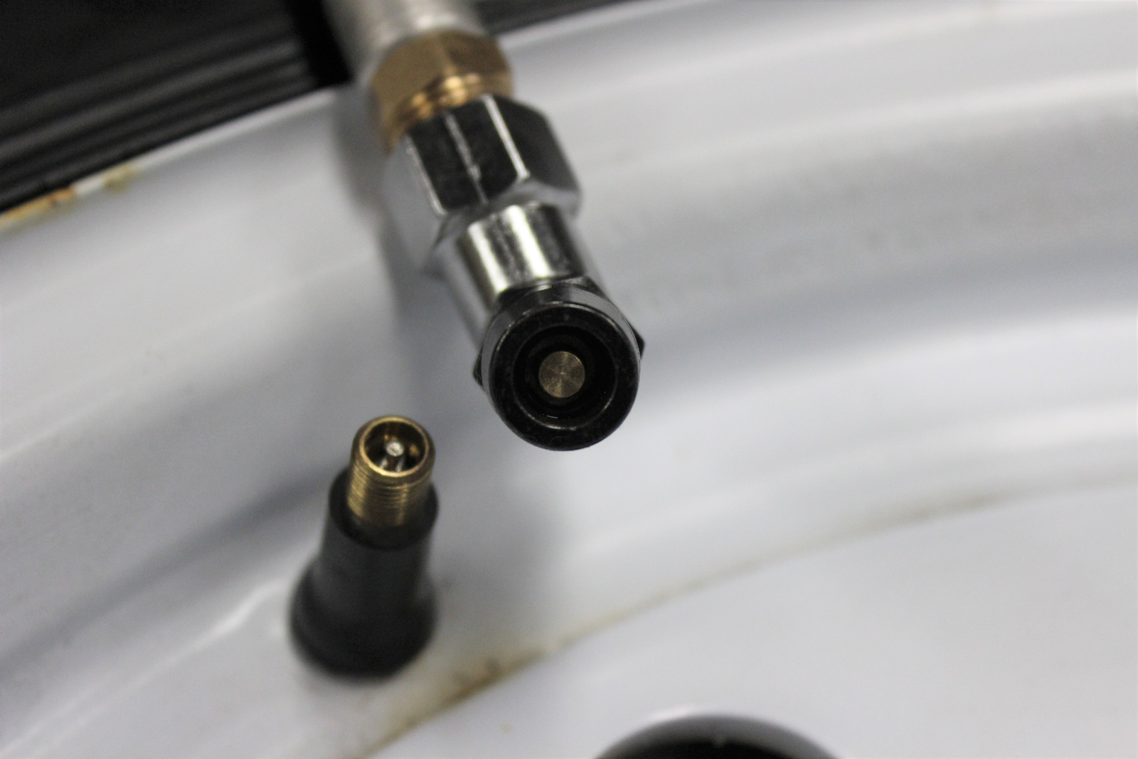 汽车老是显示请检查轮胎压力,怎么检查轮胎气压够不够