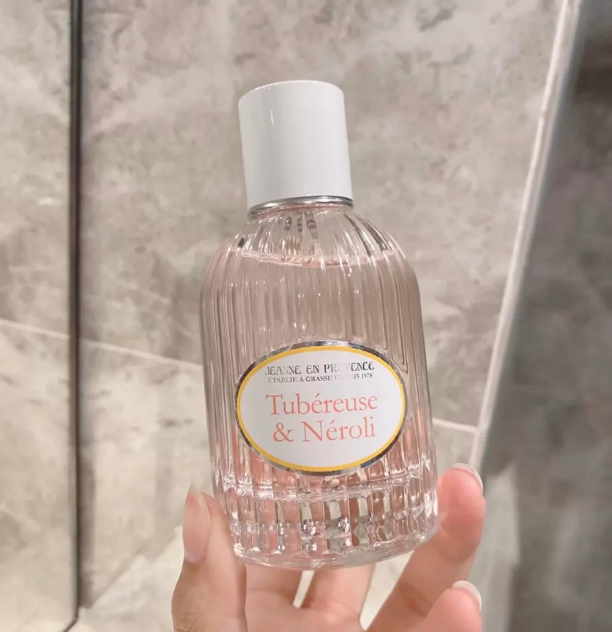 喷一些清新又好闻的香水,喷很多牌子的香水