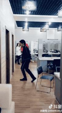 一开始我以为爱上了实力派，没想到他们还全是梗王