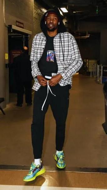 比打球更有范儿nba球员通道穿搭,nba近期球员穿搭