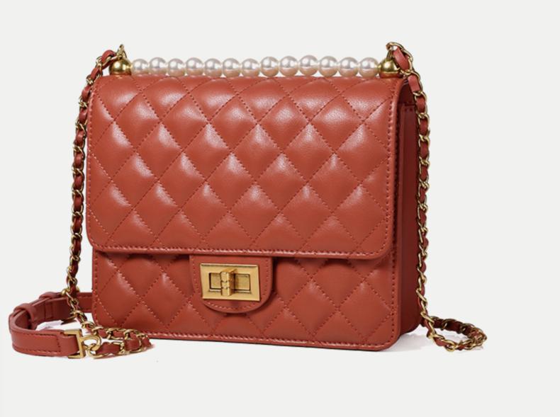 颜值和性能都挺全面的车,气质优雅菱格包