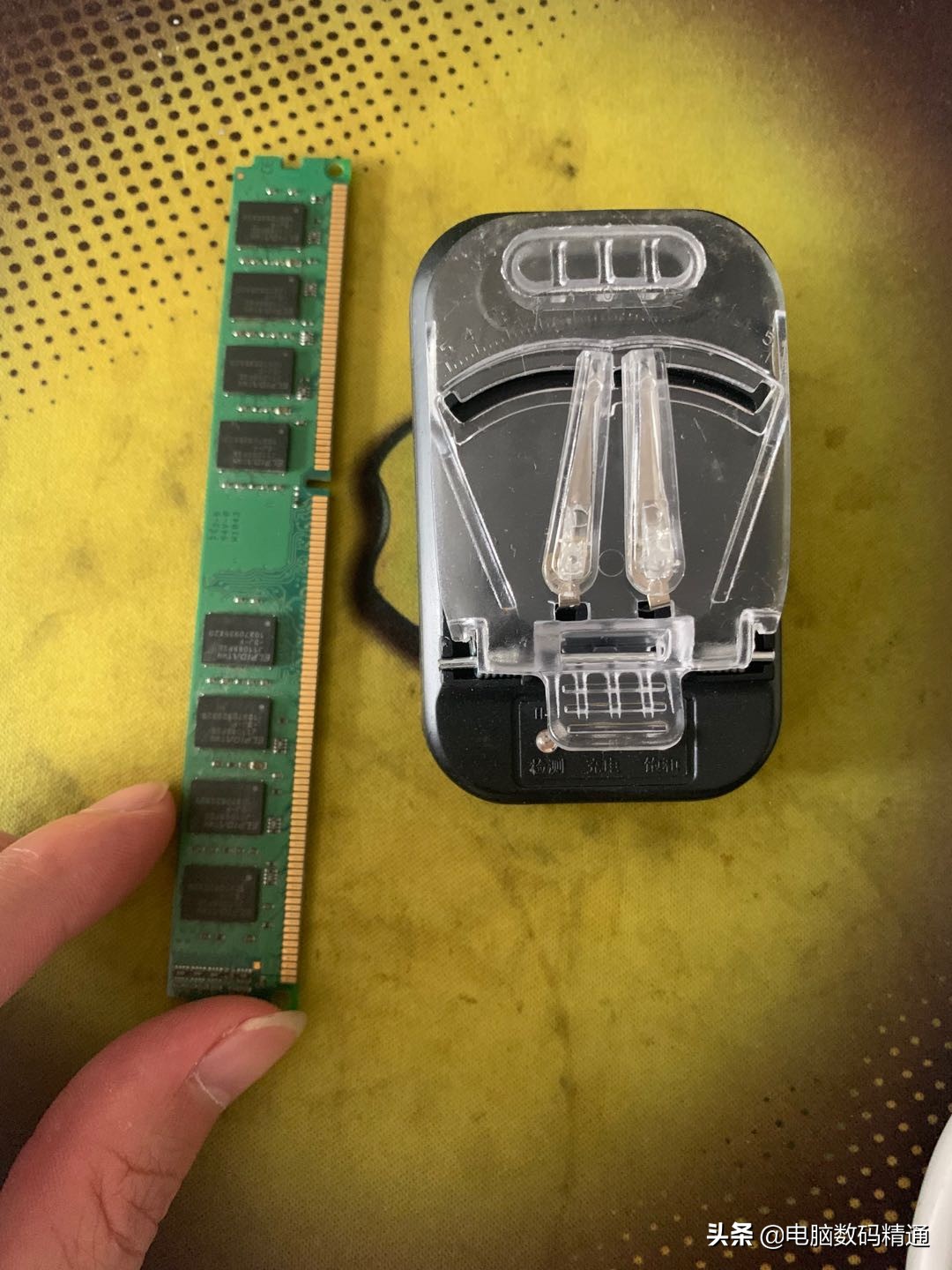 我让客户回去给内存条通电，客户就这么给内存通电，我急的抓头