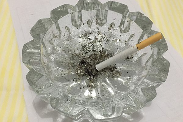 抽烟喉咙有痰黏黏的吐不尽,不抽烟喉咙老是有痰怎么回事