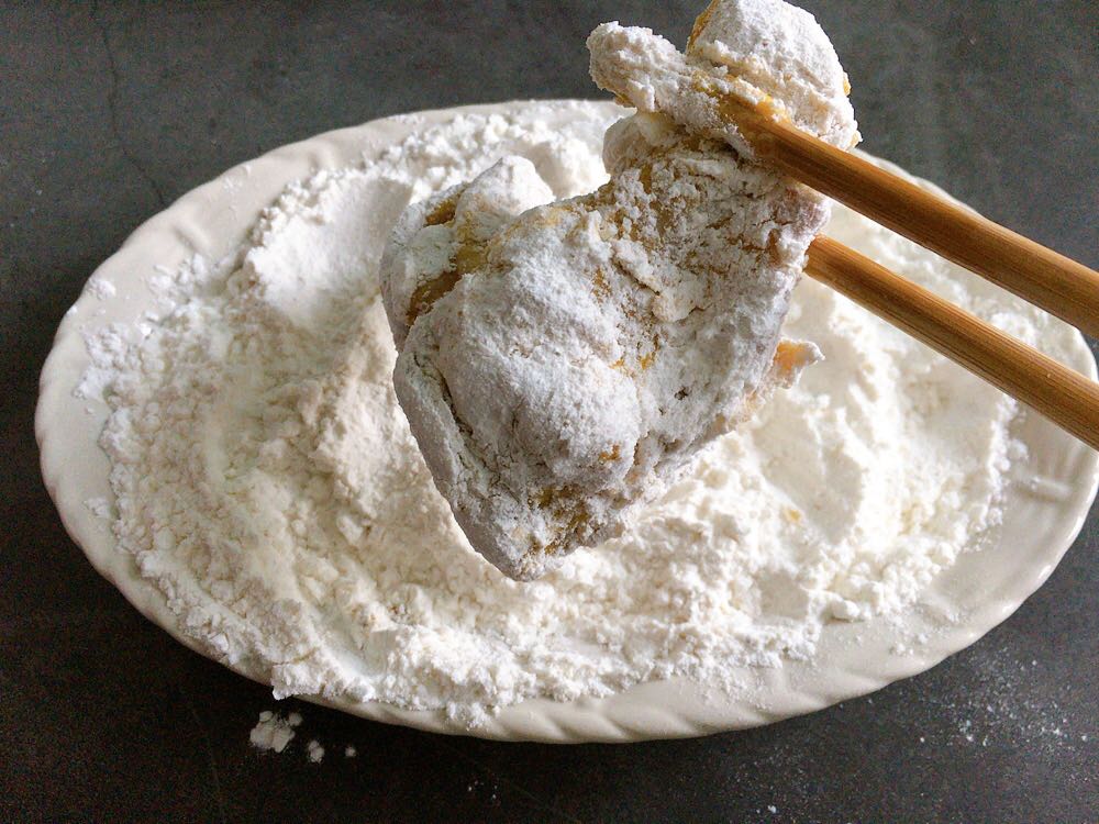 炸鸡腿里面老是炸不熟,炸鸡腿很油怎么回事