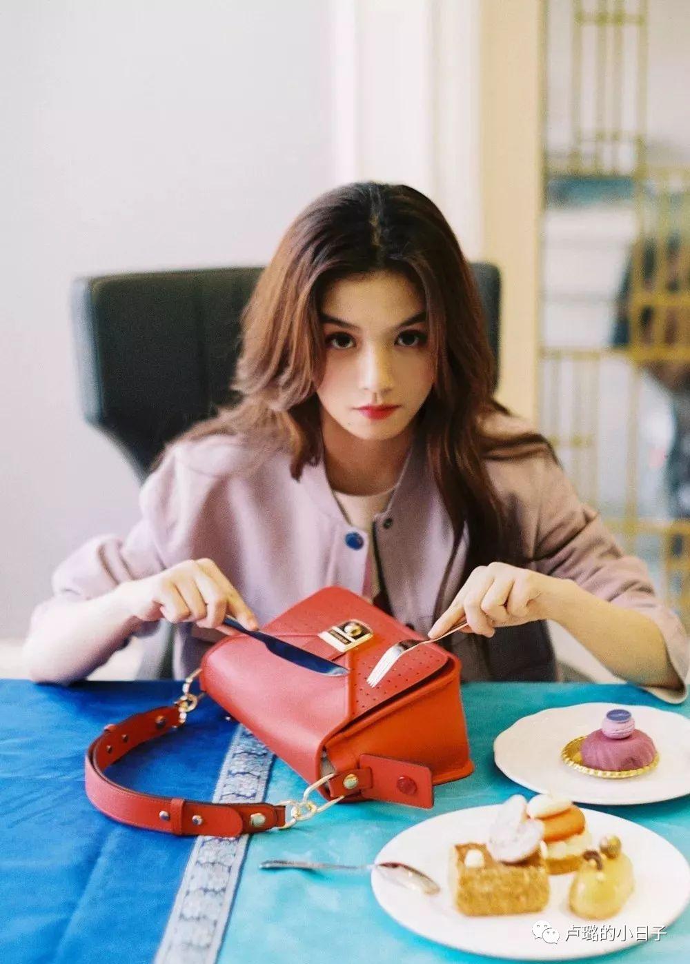 最有权势的德国总理天天背的千元包，这个法国的品牌到底多好用