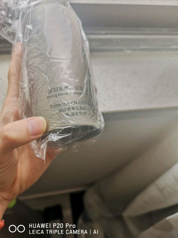 肩扛无数绅士梦想，这淘宝商家赚大家钱却被人感谢，还收到锦旗