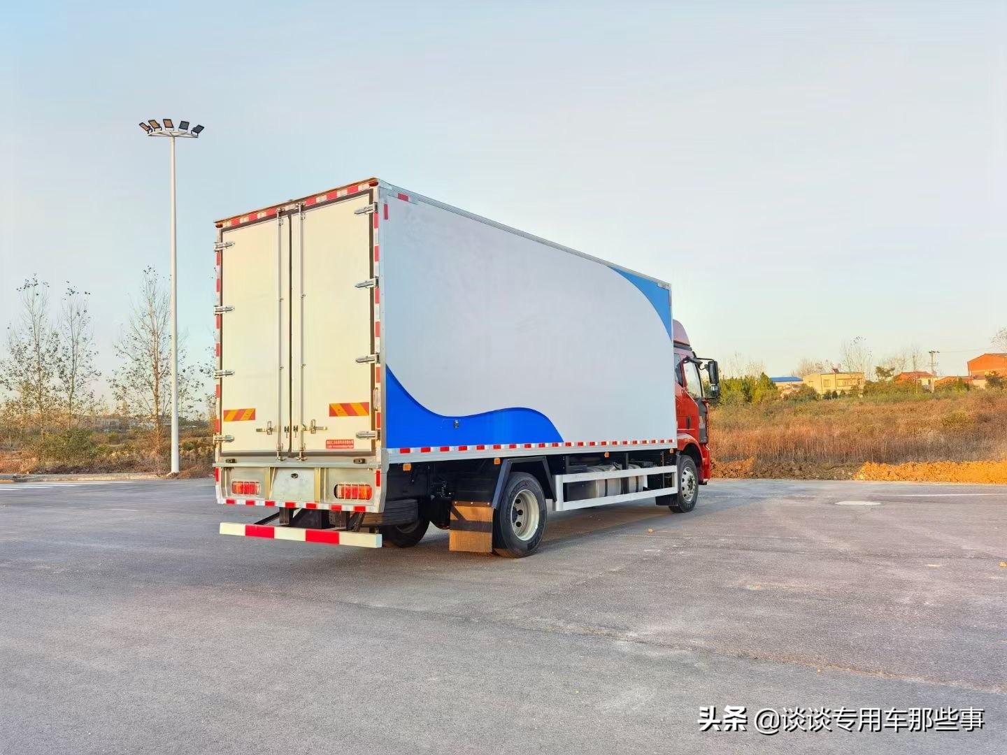 蓝牌冷藏鲜活水产运输车,鲜活水产运输车价格