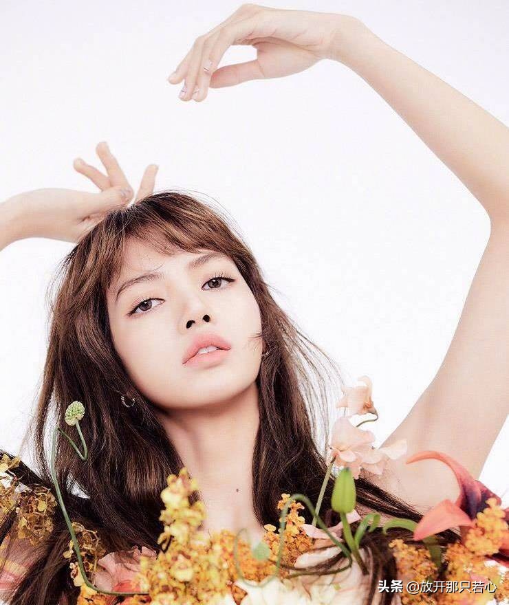 lisa登上时尚芭莎封面,lisa杂志芭莎封面