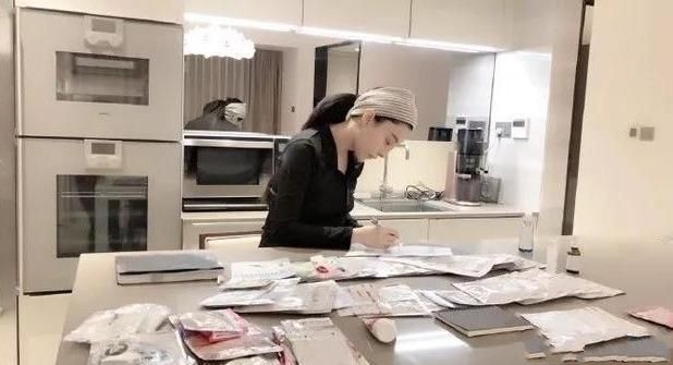 张柏芝深陷舆论，好友范冰冰送面膜安慰，却被网友质疑产品质量