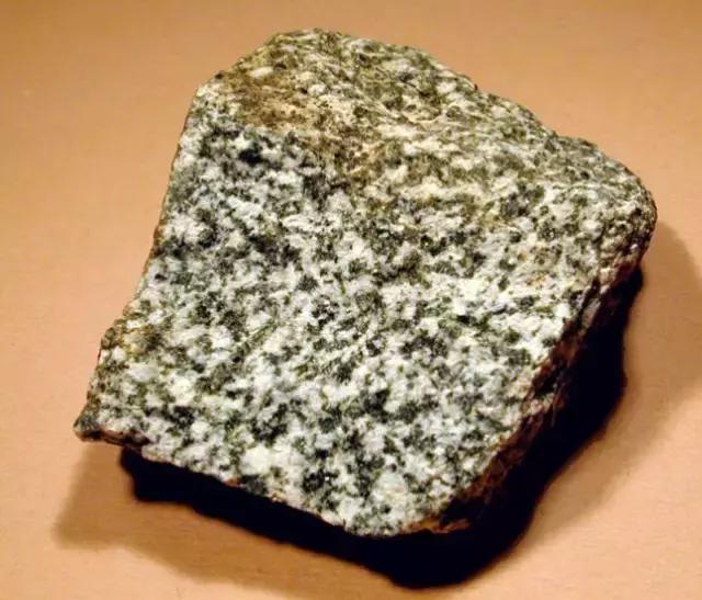 常见岩浆岩鉴别特征图片,常见岩浆岩的认识和鉴定实验报告