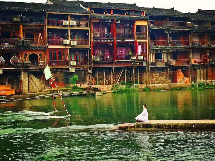 李醉：清到十分寒满地始知明月是前身