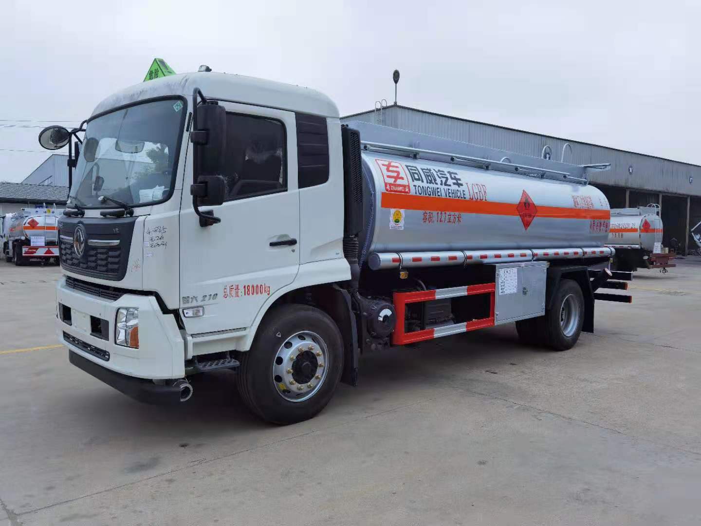 油罐车车尾铁链有几根,油罐车车尾为什么有一根铁链