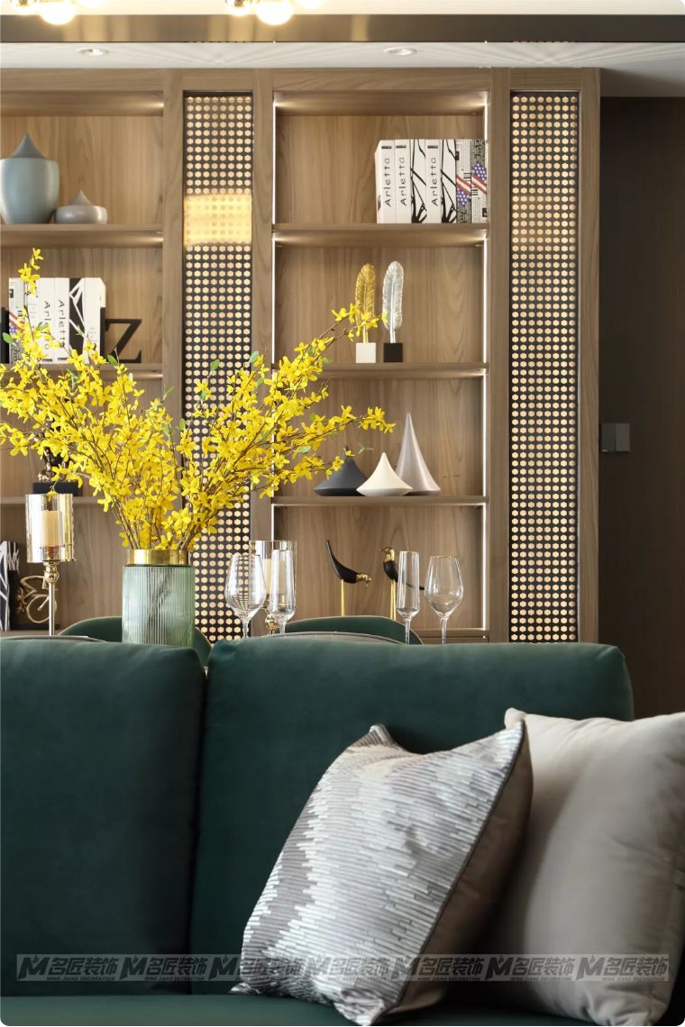 有钱人看不上眼的横厅，在他这里却变成了贵气的中式宫廷