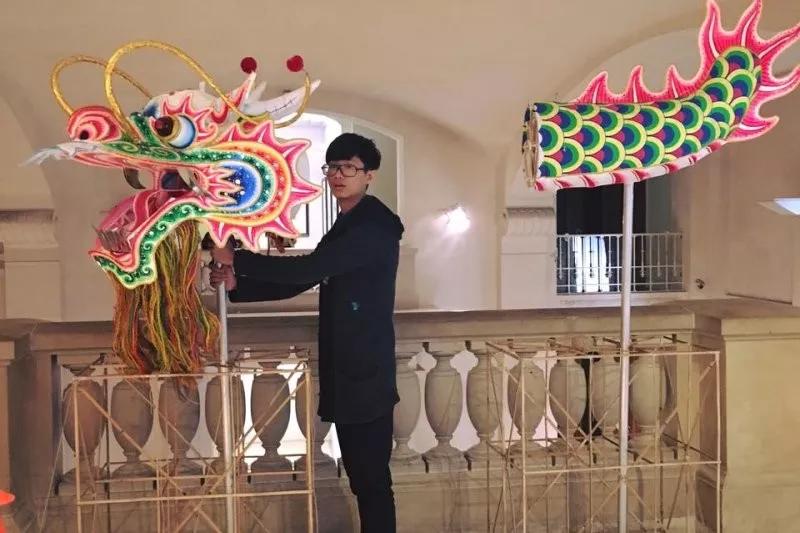 中国人烧给死人的纸扎，登上巴黎设计周，还被法国的博物馆收藏？