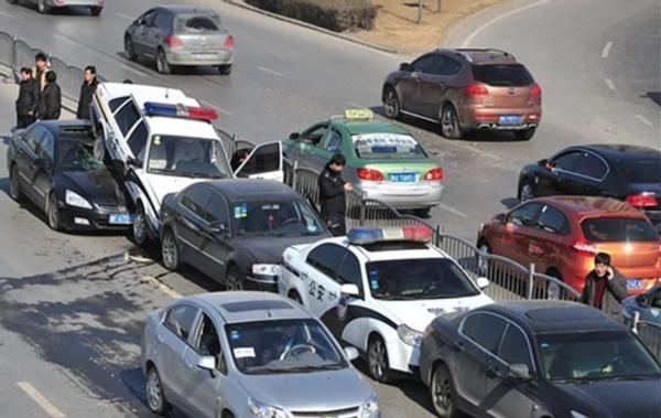 前车溜车有必要报警吗,前方溜车