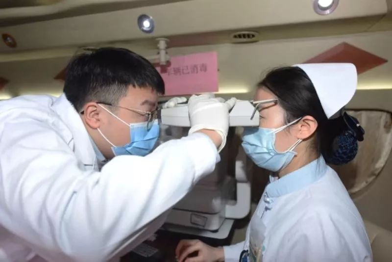 眼镜人在行动|疫情下的「空城」重庆，爱心在蔓延