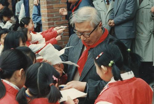 这位江门人你可能不认识，但从小一定读过他的书！