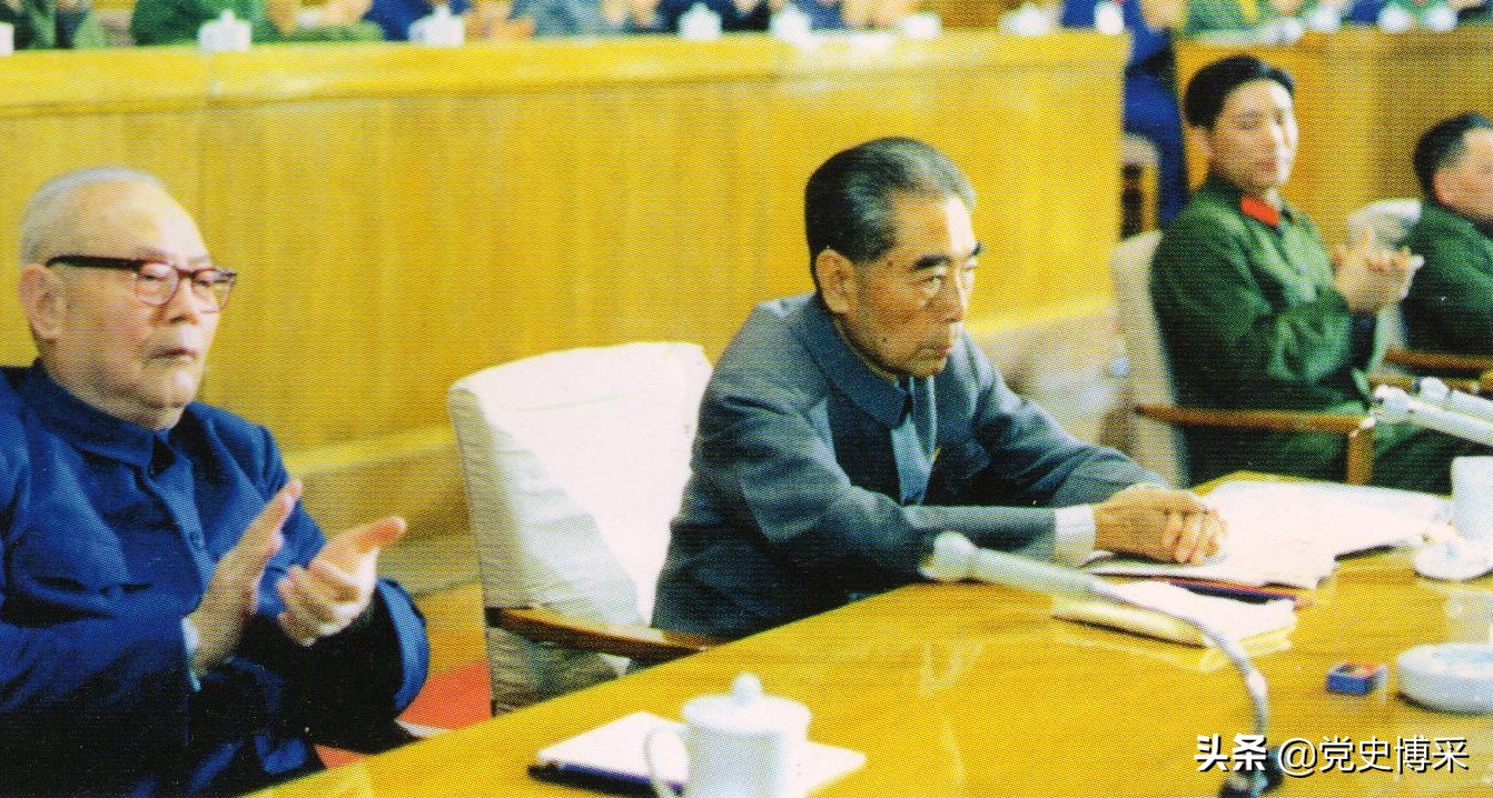 重病后的周恩来与*剑英叶**，每次手术*剑英叶**都守候在手术室旁