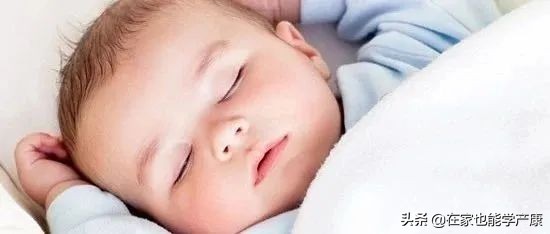 宝宝睡觉偏头怎么纠正最有效,如何防止宝宝睡偏头及补救方法