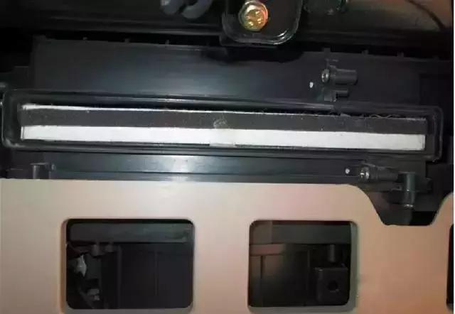 东风标致308的空调滤芯在什么位置,汽车空调滤芯有几个位置