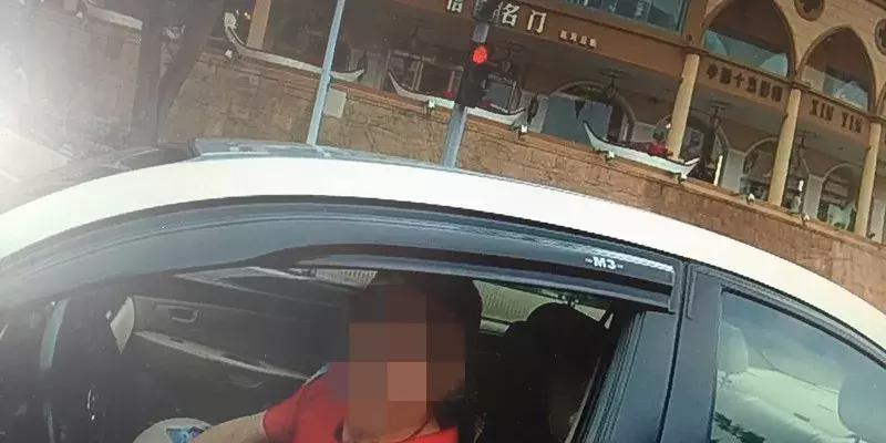 珠海男子跟朋友借开马自达,合格标志贴错被扣车!还要拘留