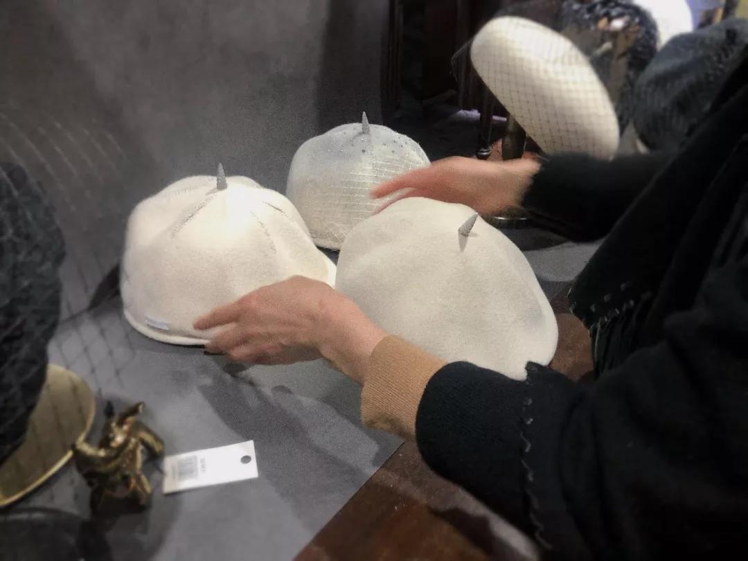 专访|“头大戴不下”怎么办？帽匠设计师Coco跟你聊帽子的学问