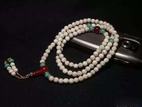 星月摸起来黏黏的,星月咬手还可以佩戴吗