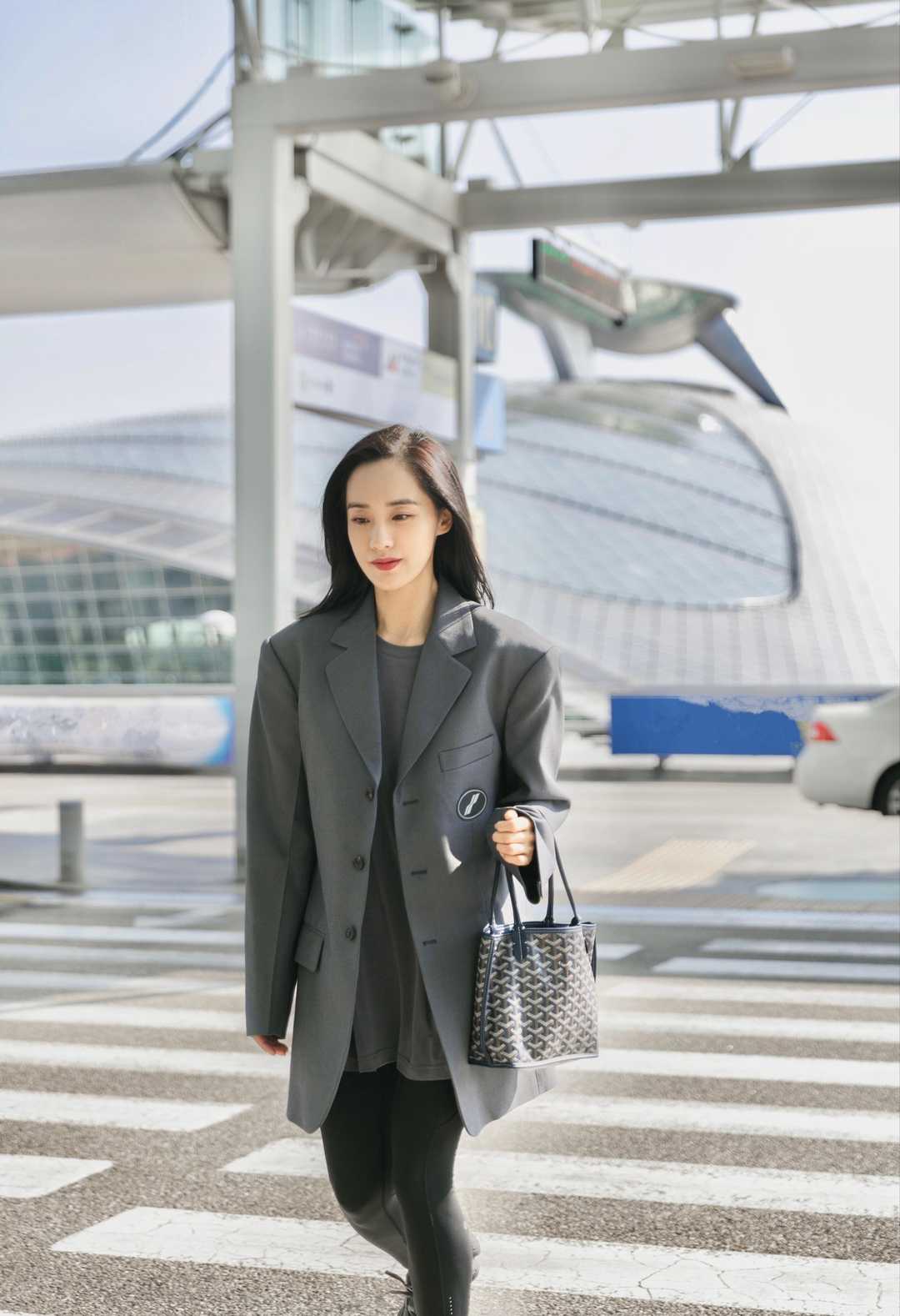 王智穿西装的穿搭,王智黑白搭配帅气利落干练