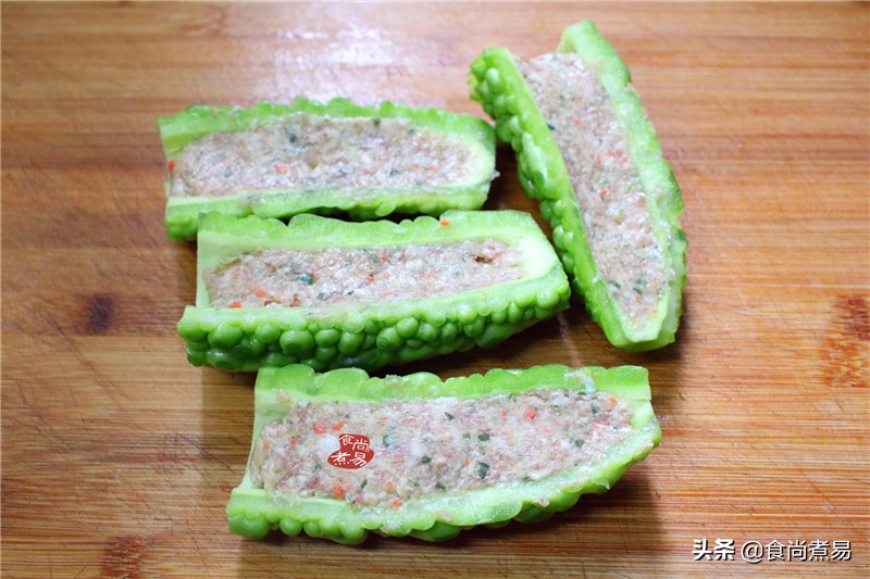 用这方法酿苦瓜，特简单，蒸一蒸浇点汁就起锅，香糯回甘不上火