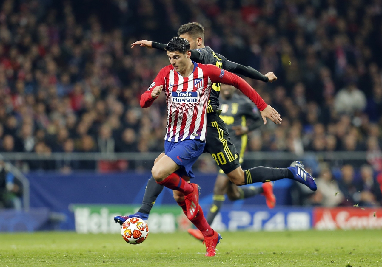 西甲再现离奇黄牌!马竞前锋背身遭裁判摸头,回头理论被罚黄牌