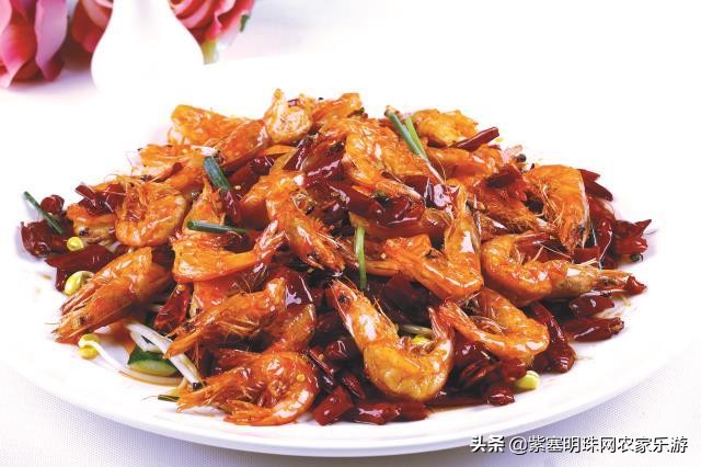 全靠8根钢柱支撑的玻璃栈道你敢挑战吗？保定狼牙山泽疆公寓酒店