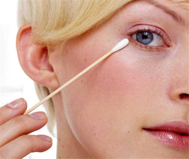 画眼线手不抖技巧,画眼线手不抖的技巧