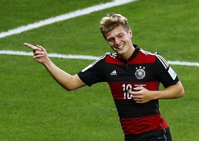 克罗斯在拜仁的高光时刻,克罗斯加盟皇马的大师级表现