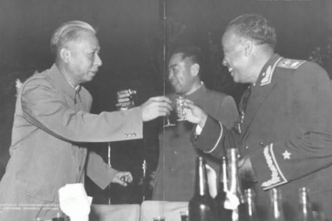 粟裕战功赫赫,*少奇刘**更是极力推荐他为元帅,为何最终还是授大将